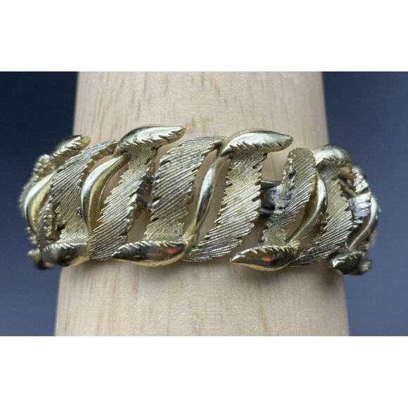 Vintage Lisner Gold Tone Leaf Link Bracelet 7x.75" Textured Feather Foldover - Picture 5 of 15